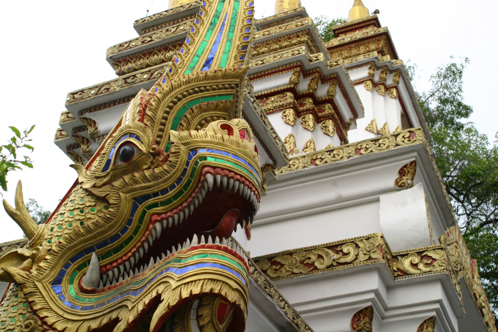 Khi nhắc đến thời gian xây dựng, người ta không xác định được vào lúc nào. Người dân chỉ biết rằng đền Wat Samphran xuất hiện cách đây rất lâu, theo thời gian cầu thang bên trong ngôi đền đã bị mục nát.  Cuối cùng bây giờ chỉ còn 2 tầng gần nhất với cửa ra vào là được phép bước vào, các tầng trên cao hầu như đều bị cấm leo lên. Chính vì thế mà mặc dù rất muốn leo lên cao để cảm nhận được toàn bộ vẻ đẹp của con rồng, du khách chỉ có thể đứng phía dưới ngắm nhìn.  Ngôi đền có 1-0-2 ở Thái Lan, được bao quanh bởi một con rồng khổng lồ - 3   Ngôi đền có 1-0-2 ở Thái Lan, được bao quanh bởi một con rồng khổng lồ - 4   Tại Thái Lan, người dân đặc biệt tin vào truyền thuyết về rồng, vì thế du khách đến đây có thể thấy tượng rồng khắp nơi. Ngoài ra, người Thái có sở thích đặc biệt với vàng. Vì thế, họ dát vàng lên nhiều công trình như đền thờ, chùa chiền, cung điện...  Ngôi đền có 1-0-2 ở Thái Lan, được bao quanh bởi một con rồng khổng lồ - 5   Ở Thái Lan, du khách sẽ thấy rất nhiều ngôi đền, tất cả đều được trang trí rất tráng lệ.   Ngôi đền có 1-0-2 ở Thái Lan, được bao quanh bởi một con rồng khổng lồ - 6   Ngôi đền có 1-0-2 ở Thái Lan, được bao quanh bởi một con rồng khổng lồ - 7   Ngôi đền có 1-0-2 ở Thái Lan, được bao quanh bởi một con rồng khổng lồ - 8   Trong số gần 40.000 ngôi đền ở Thái Lan, chỉ có duy nhất đền Wat Samphran là độc đáo nhất. Mặc dù bây giờ không còn cách nào khác để leo lên vị trí cao nhất của đền rồng, nhưng du khách có thể trải nghiệm sự quyến rũ của ngôi đền ở cự ly gần.  Nếu nhìn từ trên cao, du khách sẽ có cảm giác ngôi đền như bị một con rồng lớn chiếm giữ, cảnh tượng như giống trong một bộ phim viễn tưởng nào đó.  Đối với những người quan tâm đến Phật giáo, đền Wat Samphran chắc chắn là một địa điểm không thể bỏ qua.