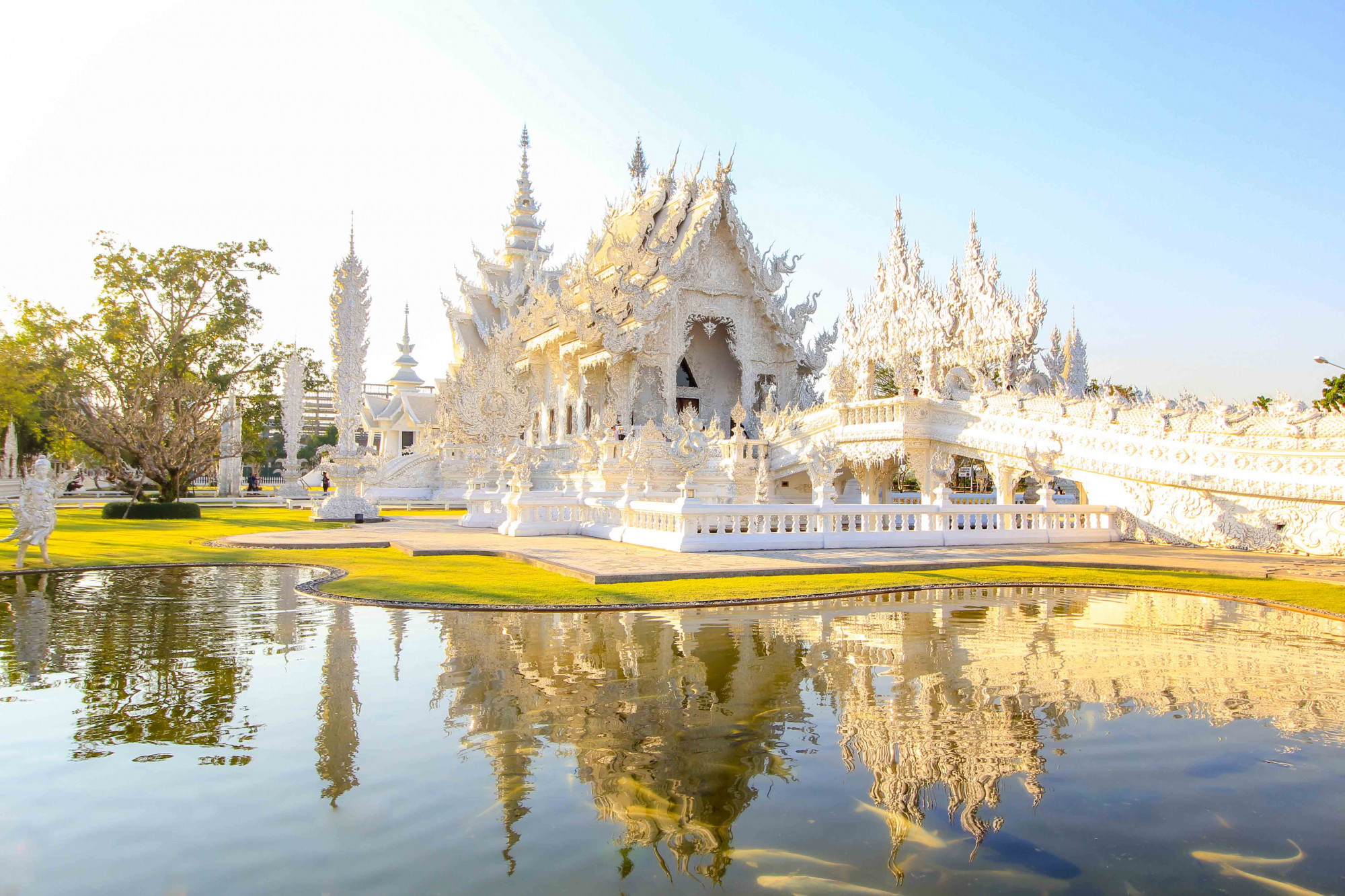 Được nhiều người đánh giá là ngôi chùa đẹp nhất thế giới, chùa Trắng ở Chiang Rai, Thái Lan giống như một tầm nhìn bị đóng băng trong một khung cảnh huyền ảo. Ngôi đền màu trắng và bạc được nghệ sĩ địa phương Chalermchai Kositpipat thiết kế để tôn vinh quê hương của ông và mở cửa cho công chúng vào năm 1997. Kositpipat đã tự mình tài trợ phần lớn công việc và tham vọng lớn hơn của ông là tạo ra cả một khu phức hợp dành riêng cho việc học tập và thiền định. Chương trình xây dựng hoàn chỉnh dự kiến ​​sẽ không hoàn thành cho đến năm 2070.