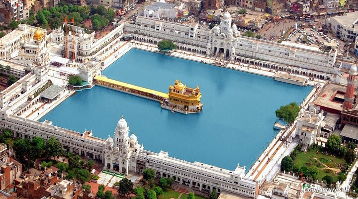 Đền Vàng Amritsar được thành lập vào năm 1577. Dưới thời trị vì của Maharaja Ranjit Singh (1801 - 1839), phần trên của ngôi đền được trang trí bằng một mái vòm bằng đồng phủ vàng, và kể từ đó, công trình này được nhiều người biết đến với tên gọi khác là Đền Vàng. Hàng ngày có tới hơn 100.000 người tới đây cầu nguyện.6 thg 9, 2023