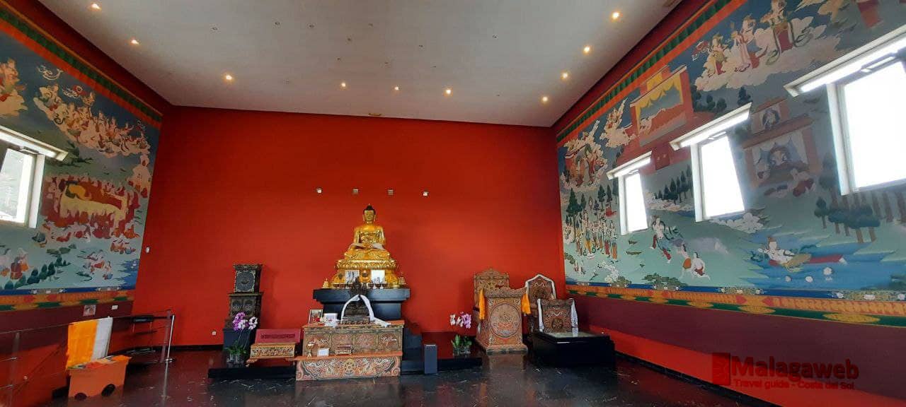 Bảo tháp này cũng có tên gọi khác là tháp Giác ngộ (Enlightenment Stupa), tượng trưng cho sự giác ngộ của đức Phật. Tháp có Thiền phòng chiếm 100m2, có tượng Phật và các văn hóa phẩm của Phật giáo Tây Tạng. Trên tường của bảo tháp có các bức họa về cuộc đời đức Phật. Hiện Bảo tháp Phật giáo Benalmádena được quản lý bởi Asangación Cultural Karma Kagyu của Benalmádena, một trong những thành viên góp phần làm nên thành công cho buổi hội nghị.