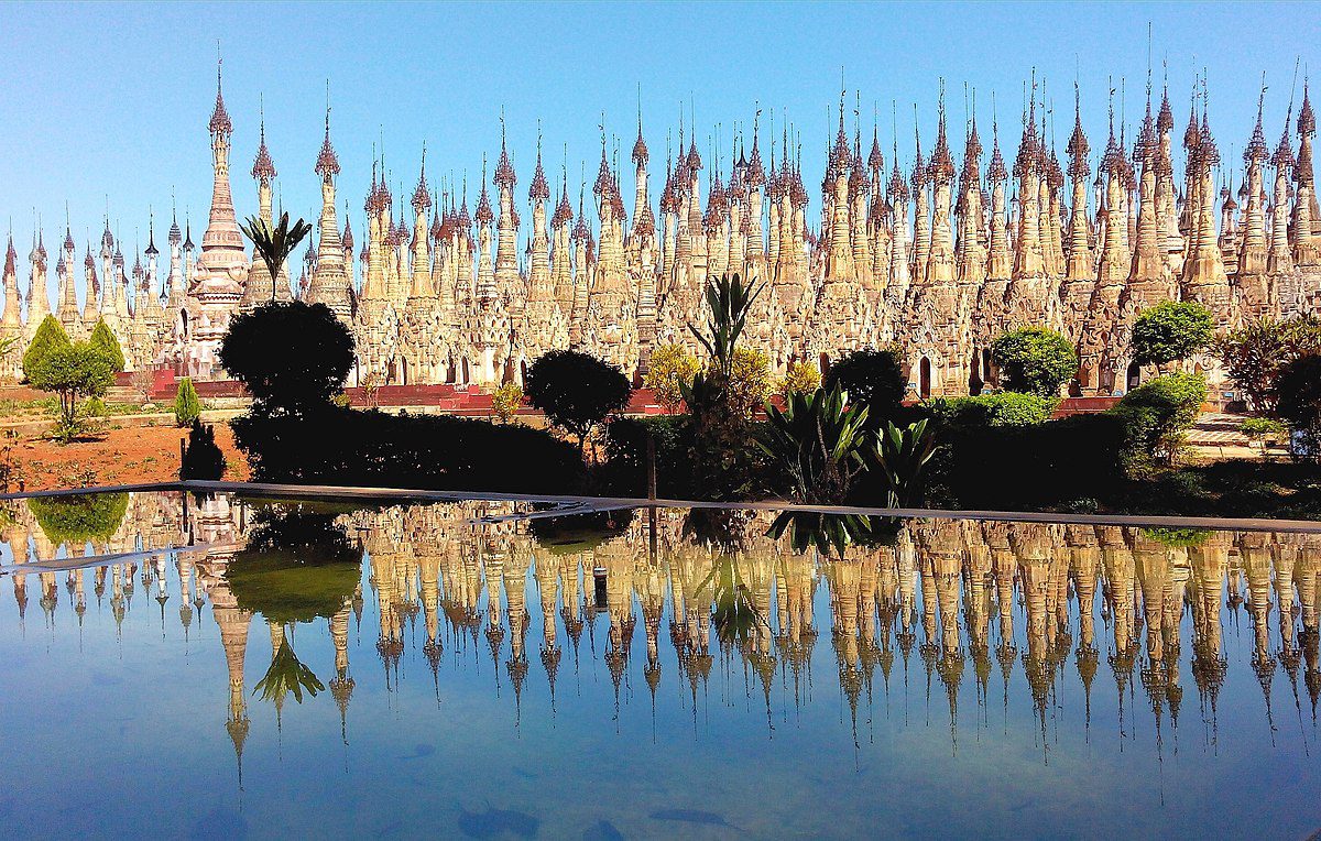 Là niềm tự hào của bang Shaan của Myanmar, chùa Kakku đứng sừng sững sừng sững cho đến ngày nay. Những ngôi chùa xinh đẹp này nên được đưa vào danh sách địa điểm bạn nên ghé thăm ở Myanmar. Trong khi hầu hết các bảo tháp ở Kakku được cho là đã được xây dựng vào thế kỷ 17 và 18, thì bảo tháp lớn nhất được cho là có niên đại từ thế kỷ 12. Một hình ảnh quyến rũ mà tất cả chúng ta chắc hẳn đã từng thấy trên các tạp chí hoặc trang web, có gần 2500 bảo tháp nhô lên bầu trời. Cái này chủ yếu là gì? Là một quần thể chùa trên đồi, chùa Kakku hiện đã mở cửa cho công chúng và nằm trong lãnh thổ Pa-Oh. Chùa Kakku được cho là đã 2000 năm tuổi và thời điểm tốt nhất để trải nghiệm quần thể chùa là trong Lễ hội chùa Kakku. Nó được tổ chức vào tháng 12 theo lịch của người Miến Điện và đánh dấu sự kết thúc của mùa mát mẻ. Trong lịch thông thường, thời điểm này thường rơi vào khoảng tháng Ba. Lễ hội chứng kiến ​​rất nhiều người đến chùa Kakku để tỏ lòng tôn kính. Có những điệu nhảy trong trang phục truyền thống cũng như đồ ăn. Chùa Kakku của Myanmar là quần thể chùa nhất định phải ghé thămTín dụng: Hình ảnh Getty Ngay giữa các bảo tháp là bảo tháp chính cao 40 m, xung quanh là những bảo tháp nhỏ hơn. Những ngôi chùa hàng trăm năm tuổi vẫn đứng sừng sững ở đây, một số ngôi chùa vẫn còn được che ô trang trí ở hai bên. Một số cây không được chăm sóc thậm chí còn có cây cối và bụi rậm mọc ra từ chúng. Nhưng dù sao, đó là một cảnh để xem! Một số bảo tháp này có hình ảnh Đức Phật trên đó. Rất nhiều người không đến thăm khu phức hợp ngôi đền này đơn giản vì phải mất chút công sức mới đến được địa điểm. Bạn phải đi qua những con đường quanh co của làng. Nhưng không cần phải nói, chuyến đi này cực kỳ đẹp mắt.