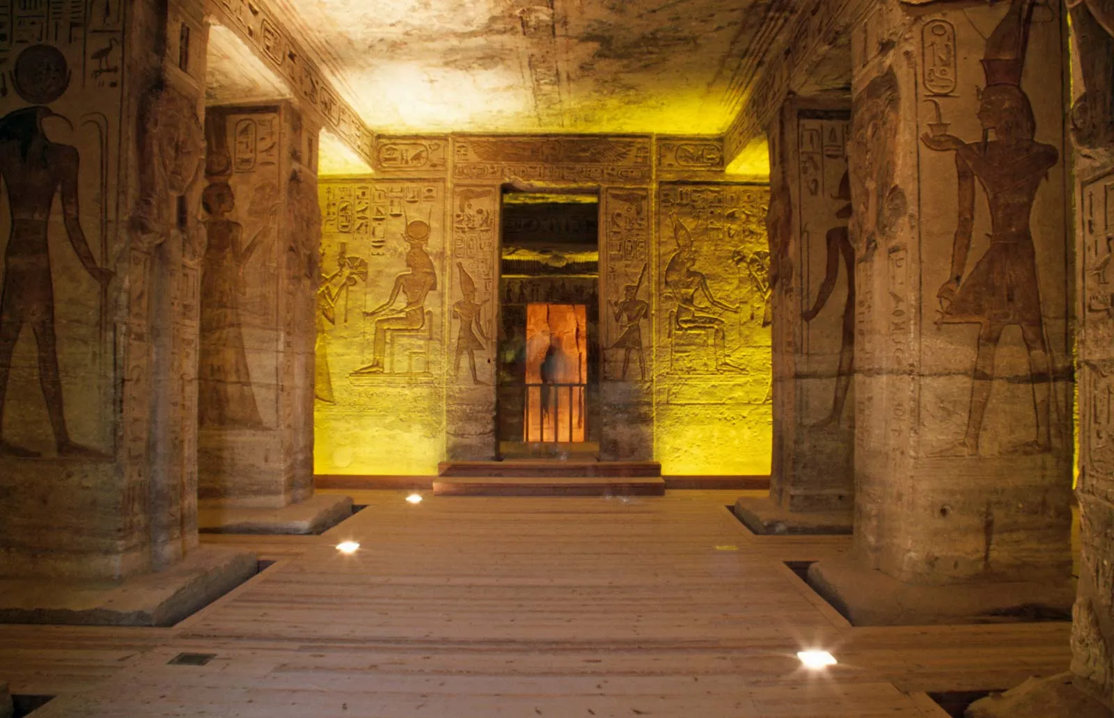  MMM Đền Abu Simbel, Ai CậpBan đầu được chạm khắc trên đá và nằm trên những ngọn đồi linh thiêng Meha và Ibshek ở miền nam Ai Cập gần biên giới Sudan, hai ngôi đền Abu Simbel được Pharaoh Ramses II xây dựng như một phần của chương trình xây dựng vĩ đại ở Nubia, khi đó do Ai Cập kiểm soát. Các cấu trúc ban đầu được hoàn thành vào thế kỷ 13 trước Công nguyên. Thiên niên kỷ sau đó, các ngôi đền được nhà sử học Thụy Sĩ Jean Louis Burckhardt khám phá lại vào năm 1813 và được nhà khảo cổ học người Ý Giovanni Battista Belzoni khai quật vào năm 1817, người đã thành công trong việc loại bỏ cát lấp đầy chúng trước khi mở chúng ra. tới công chúng. Vào những năm 1960, khi nước hồ Nasser dâng cao sau khi xây dựng Đập cao Aswan, các ngôi đền đã được tháo dỡ và xây dựng lại trên vùng đất cao hơn, trên một ngọn đồi nhân tạo, được che chắn khỏi các tác nhân. 