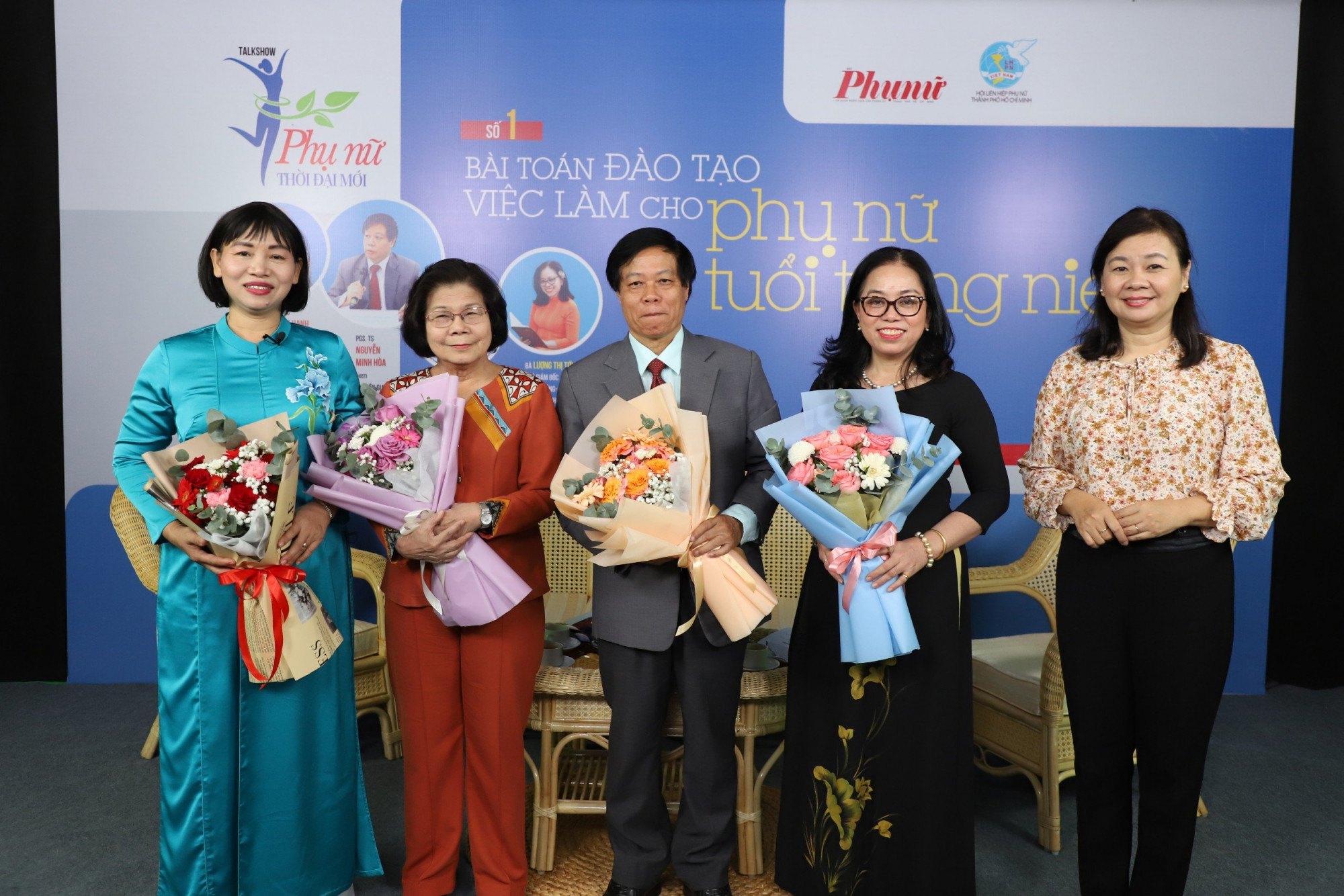 Bà Lý Việt Trung - Tổng biên tập Báo Phụ Nữ TPHCM (ngoài cùng, bên phải) tặng hoa cảm ơn các chuyên gia tham gia chương trình. 