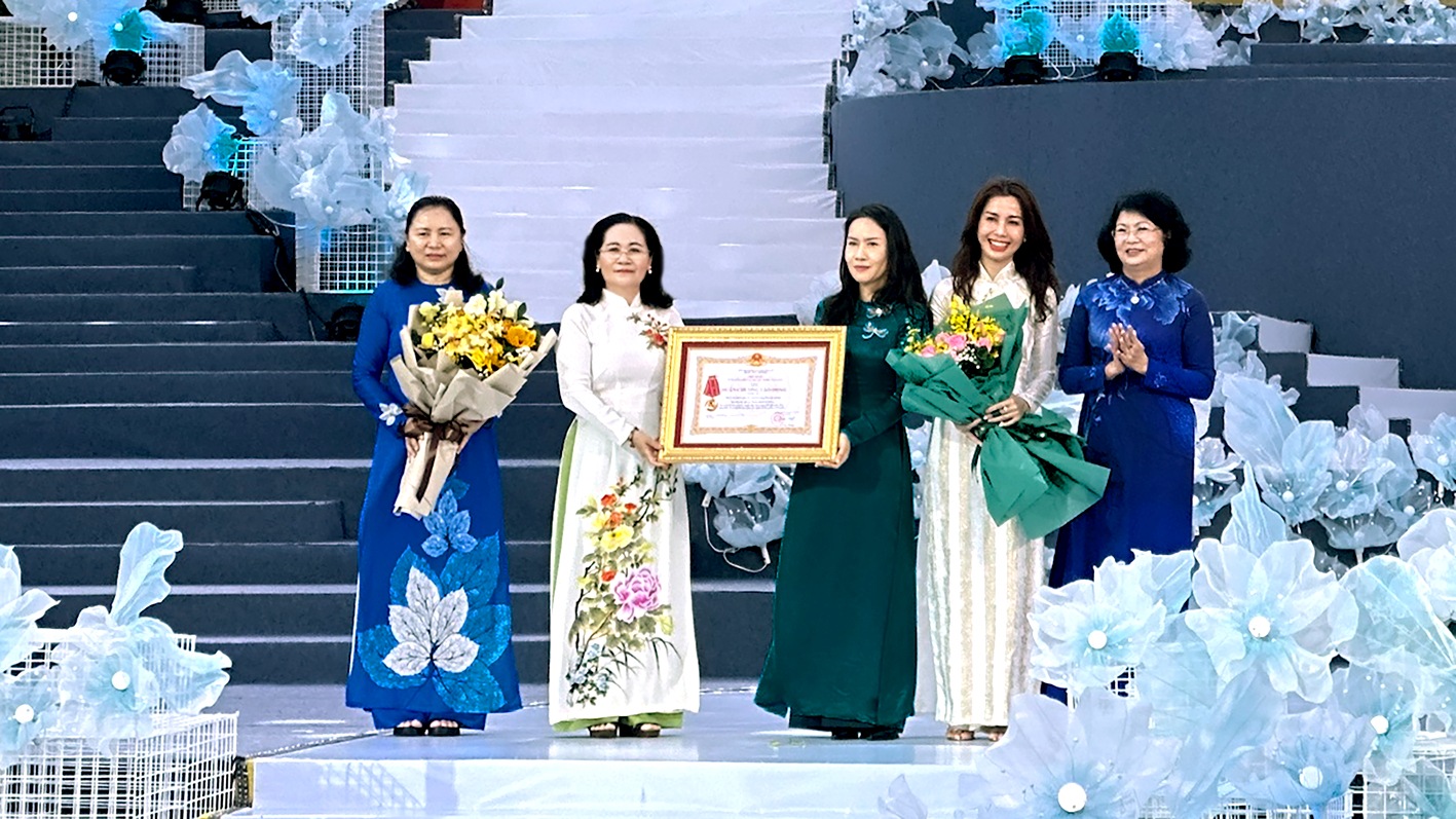 Phó bí thư Thành ủy, Chủ tịch HĐND TPHCM Nguyễn Thị Lệ (thứ hai từ trái sang) thừa ủy quyền của Chủ tịch nước trao Huân chương Lao động hạng Ba cho Nhà văn hóa Phụ nữ TPHCM