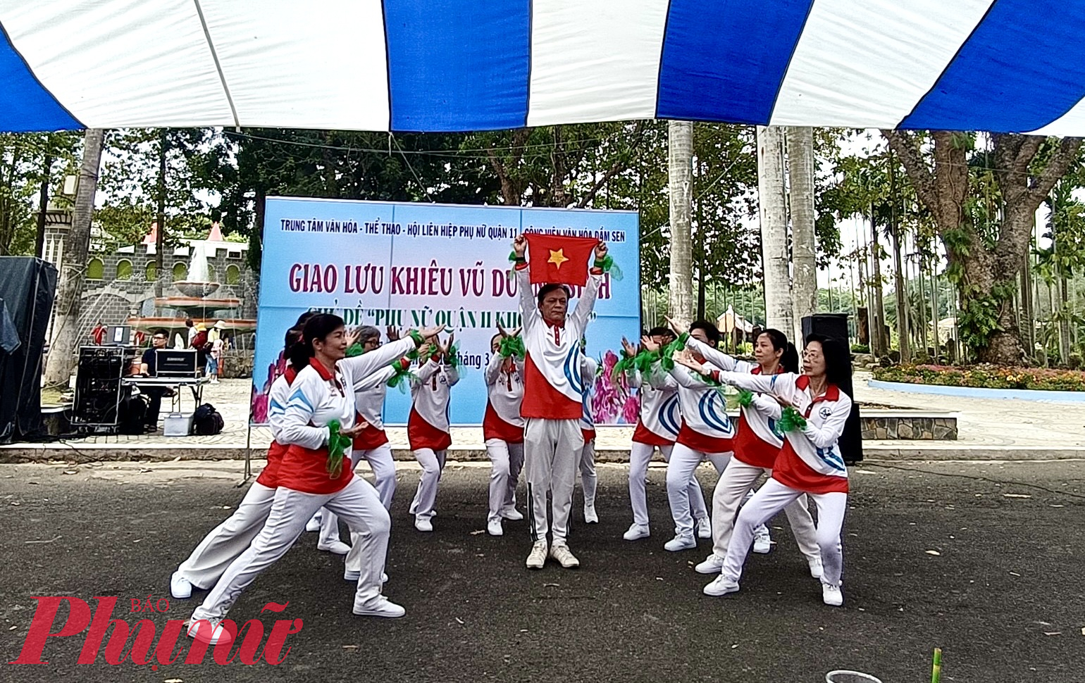 Không chỉ có phụ nữ, các tiết mục thu hút cả nam giới cùng tham gia