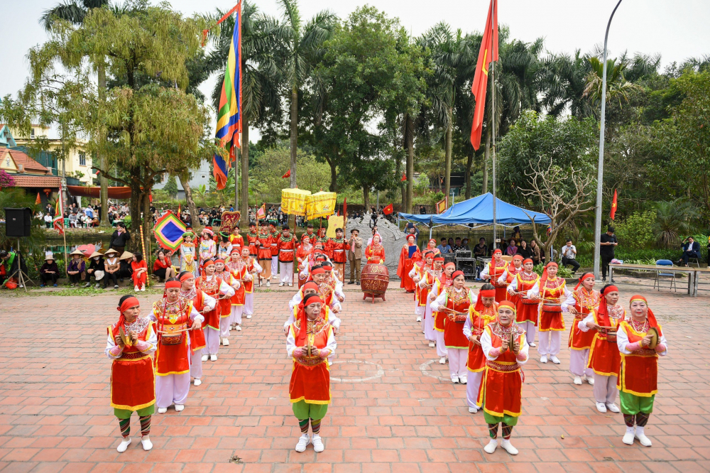 Tương truyền lễ hội kén rể làng Đường Yên có từ hàng ngàn năm nay, lễ hội tổ chức vào ngày mùng 2 tháng 2 Âm lịch và được phục dựng lại từ năm 2001, sau 60 năm thất truyền.