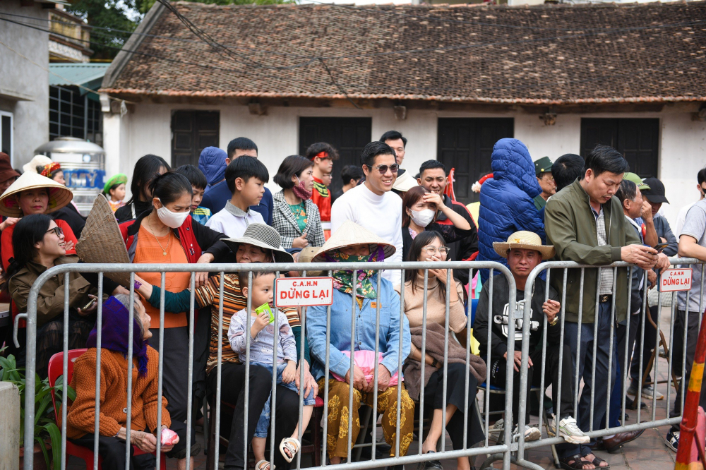 Hàng năm, cứ vào ngày 2-2 âm lịch, cả sân làng Xuân Nội lại rộn ràng chuẩn bị cho lễ hội kén rể. Ai cũng háo hức với nét văn hoá đã được gìn giữ nguyên vẹn cả nghìn năm của làng.