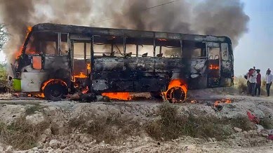 Chiếc xe buýt bốc cháy dữ dội sau vụ tai nạn.
