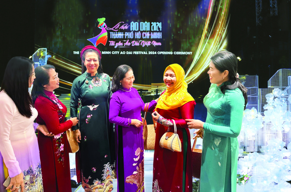 Bà Nguyễn Thị Lệ (thứ ba từ bên phải) - Phó bí thư Thành ủy, Chủ tịch HĐND TPHCM - cùng lãnh đạo các đơn vị chia sẻ câu chuyện áo dài với phu nhân Tổng lãnh sự Ý, Indonesia ẢNH: THIÊN ÂN