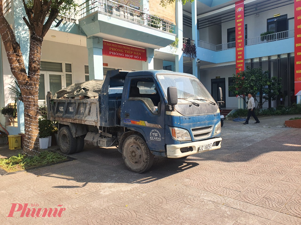 Một chiếc xe tải chở xà bần đến khu vực khu dân cư bị lực lượng chức năng phường Hoà Khánh Nam đưa về phường