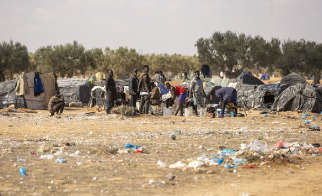 Các tổ chức nhân đạo đã chỉ trích Tunisia về cách đối xử với những người di cư cận Sahara. Ảnh: Anadolu/Getty Images