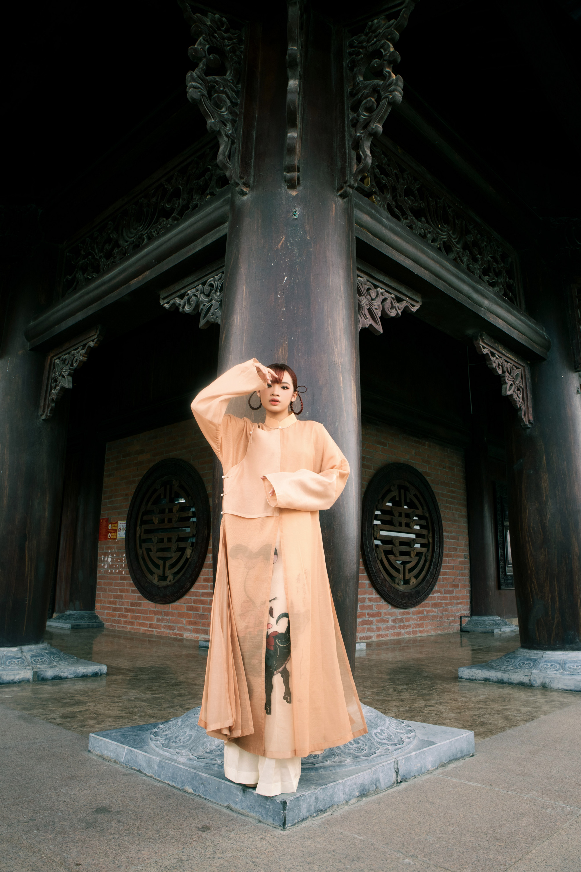 Ở thiết kế cuối cùng, Bảo Hà lựa chọn trang phục áo dài truyền thống với tone màu nâu cam, đây cũng là thiết kế đặc trưng của BST “Nét dân gian” với những họa tiết tôn vinh dòng tranh dân gian Đông Hồ của NTK Nguyễn Minh Công.