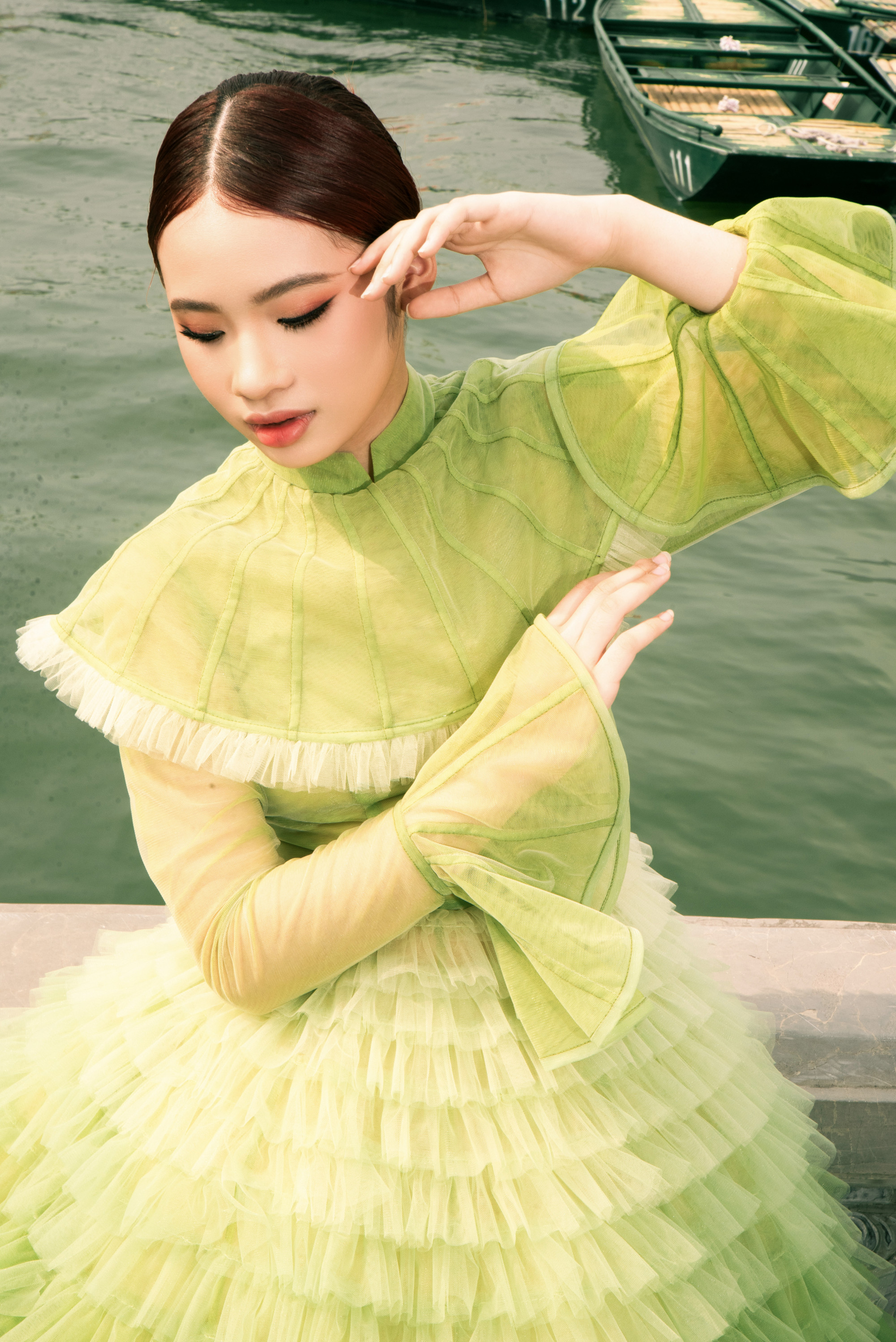 Mẫu nhí Bảo Hà tựa một nàng tiên sen với thần thái tươi tắn, rạng rỡ cùng những kiểu pose nhẹ nhàng, đơn giản nhưng lại đầy thu hút và phù hợp với khung cảnh nên thơ của Tam Chúc Hà Nam.