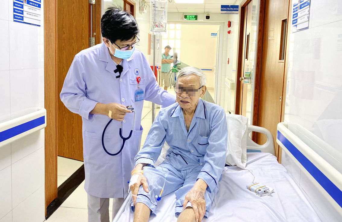 Bác sĩ  Ngô Thế Hoàng khám bệnh  cho cụ ông đang nhập viện điều trị 