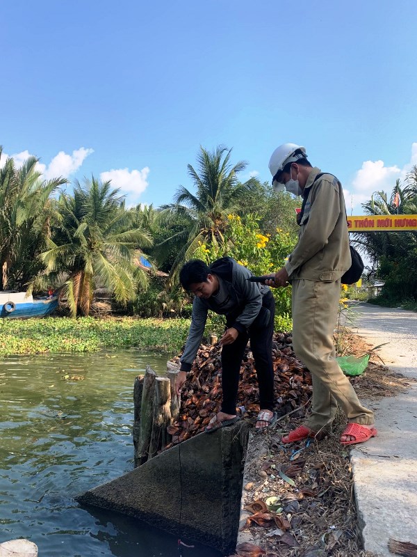 Cán bộ chuyên môn kiểm tra độ mặn ở Kiên Giang - để phục vụ việc đóng cống bảo vệ sản xuất