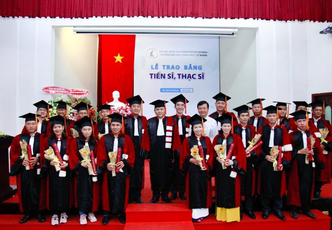 Lễ trao bằng tiến sĩ, thạc sĩ tại trường Đại học Khoa học tự nhiên - Đại học Quốc gia TPHCM. Ảnh: Trường Đại học Khoa học tự nhiên TPHCM)