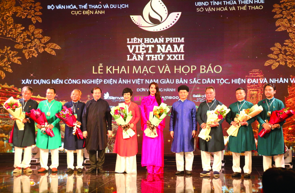 Dàn lãnh đạo và các nghệ sĩ mặc áo dài tại Liên hoan phim Việt Nam 2022 - Nguồn ảnh: Internet