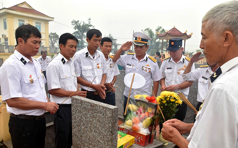 Buổi lễ tưởng niệm có sự góp mặt của hơn 30 cựu binh Gạc Ma đến từ các tỉnh Quảng Trị, Quảng Bình, Hà Tĩnh, Nghệ An,... cùng thân nhân các liệt sĩ. 