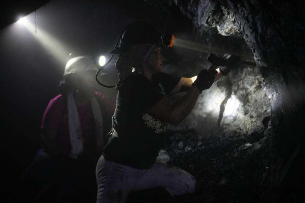 Sâu bên trong các đường hầm trên núi, nơi sức nóng gay gắt đến mức khiến người ta đau đầu, những người phụ nữ với dụng cụ điện đang đẽo đá những tảng đá để tìm đá quý. Họ đã mở ra con đường khó khăn cho mình trong ngành ngọc lục bảo của Colombia, một lĩnh vực từ lâu do nam giới thống trị.  Việc thiếu cơ hội việc làm cộng với hy vọng tìm được việc làm giúp họ trở nên giàu có đã đẩy phụ nữ vào nghề khai thác mỏ. Ngọc lục bảo Colombia nổi tiếng khắp thế giới về chất lượng và loại tốt nhất có thể được bán với giá hàng nghìn đô la, mặc dù hầu hết những người trong ngành đều không giàu có.
