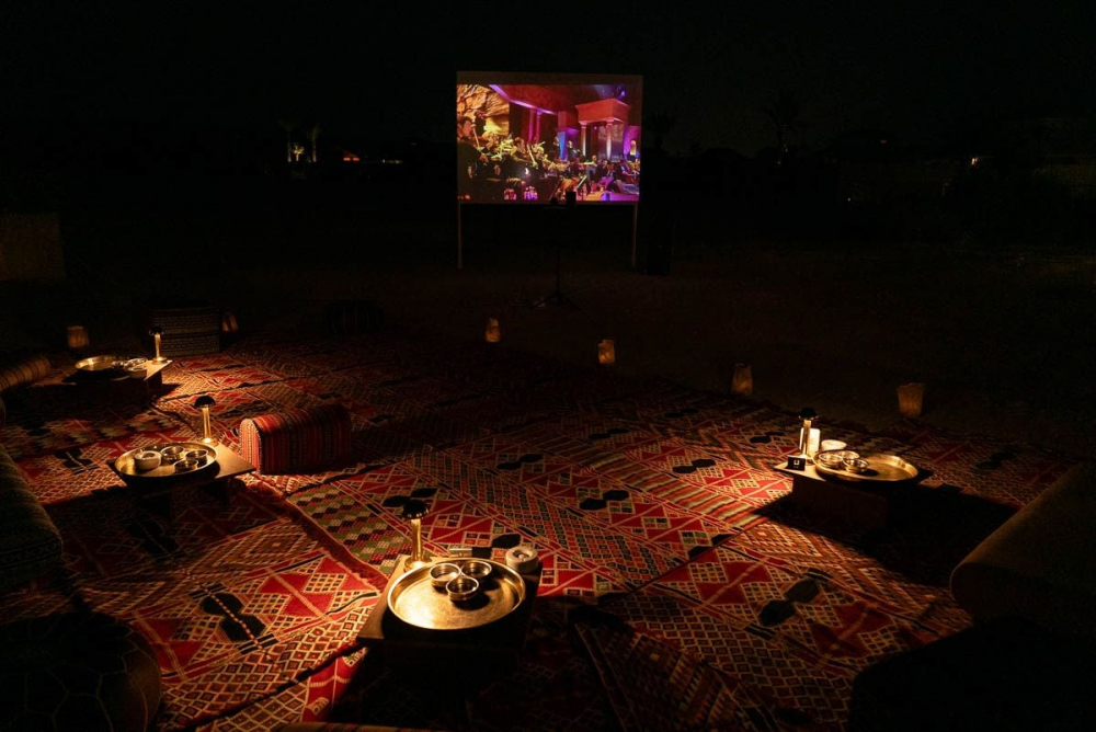 Du khách có thể nằm dài trên thảm để thưởng thức những bộ phim kinh điển tại rạp chiếu phim ngoài trời của khu nghỉ dưỡng