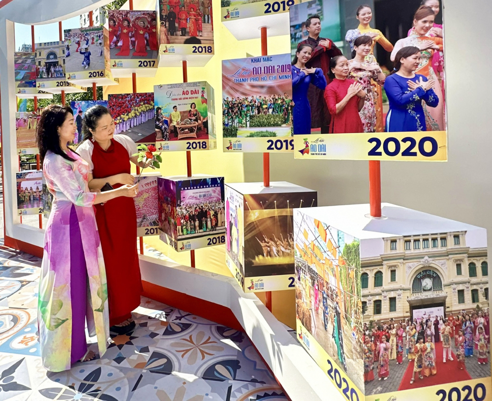 Du khách tham quan không gian trưng bày hình ảnh về áo dài ở phố đi bộ Nguyễn Huệ