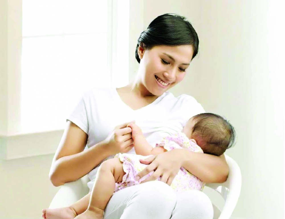 Trẻ cần bú mẹ  lâu nhất có thể  để duy trì kháng thể từ mẹ cho bé