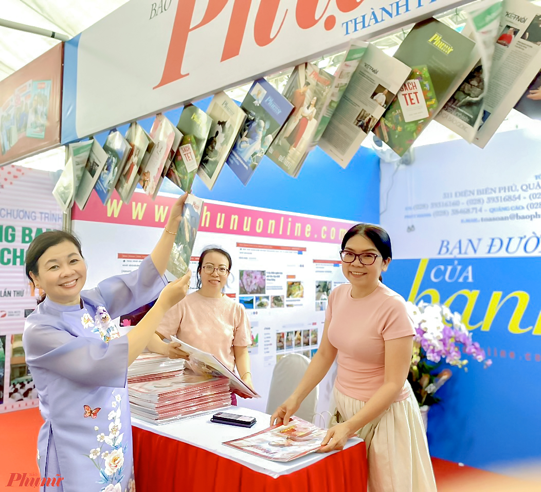 Bà Lý Việt Trung (bìa trái) - Tổng biên tập Báo Phụ nữ TPHCM cùng bà Nguyễn Thu Đào (giữa) - Phó trưởng phòng Tổ chức Hành chính và họa sĩ Đàm Lan Huê - Trưởng phòng Kỹ thuật của báo có mặt tại Hội báo vào chiều 14/3, hoàn thiện khâu trưng bày của đơn vị