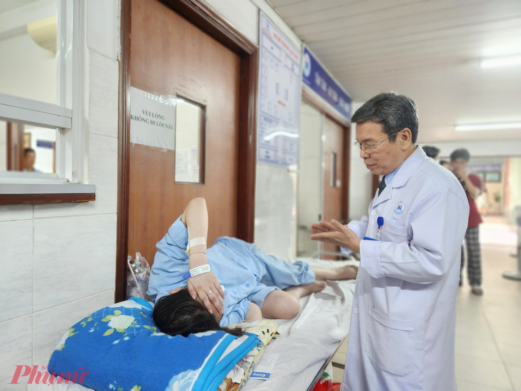 Bác sĩ Bách thăm khám cho nữ bệnh nhân tại Bệnh viện Thống Nhất