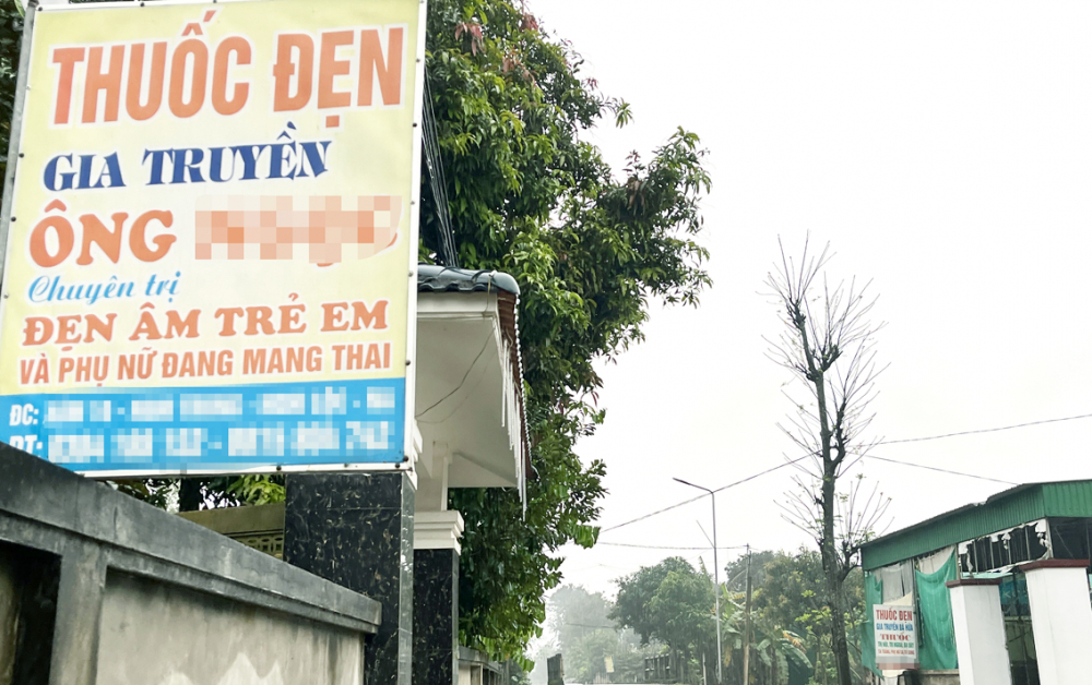 Những biển quảng cáo bán thuốc đẹn xuất hiện khá nhiều trên các tuyến đường làng ở Nghệ An