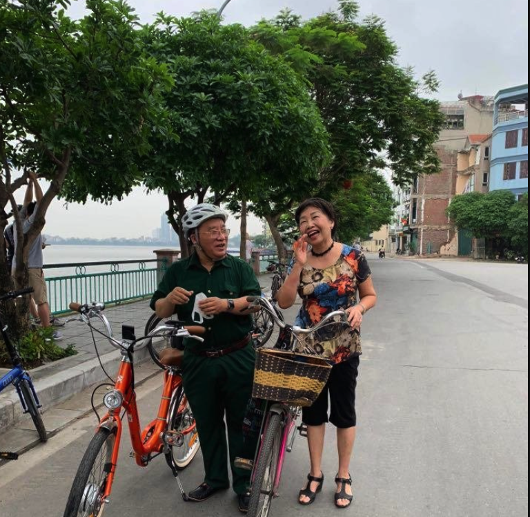 Nhà thơ Phan Thị Thanh Nhàn đạp xe quanh Hồ Tây với nhà thơ Trần Đăng Khoa (ảnh nhân vật cung cấp) 