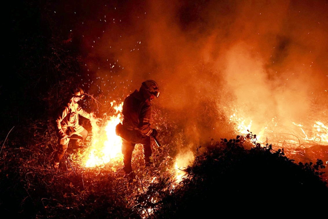 Lính cứu hỏa chiến đấu với đám cháy gần làng Piedrafita, vùng Asturias, Tây Ban Nha vào tháng 3/2023 - Nguồn ảnh: Reuters