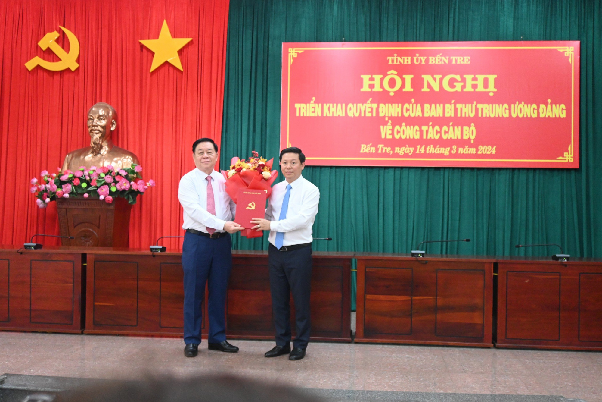 Ông Nguyễn Trọng Nghĩa - Bí thư Trung ương Đảng, Trưởng Ban Tuyên giáo Trung ương đã trao Quyết định của Ban Bí thư Trung ương Đảng điều động ông Trần Thanh Lâm