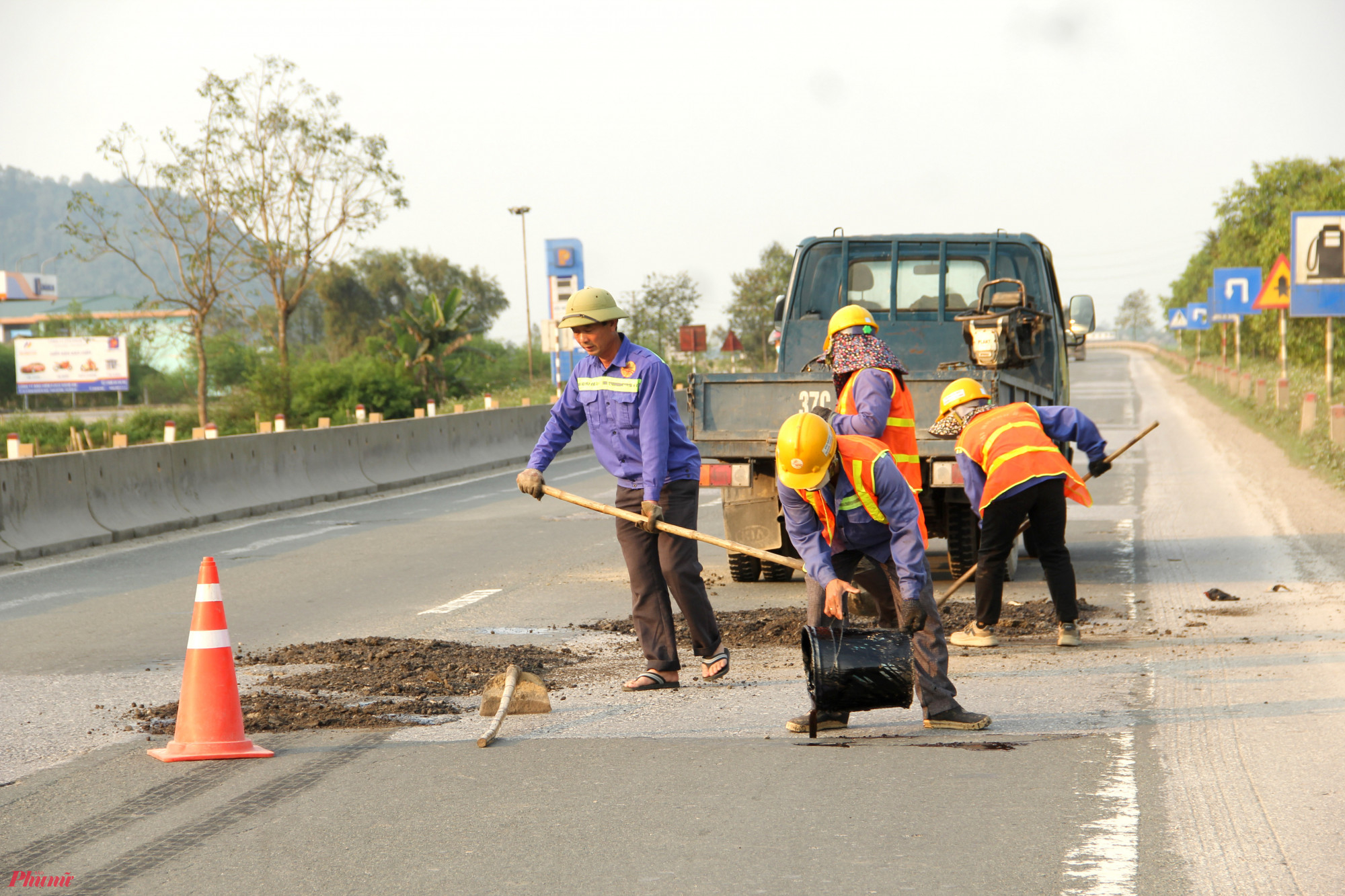 Những ổ gà trên mặt đường đoạn qua địa phận huyện Nghi Xuân được “vá” bằng cách đổ nhựa. Theo công nhân, đây chỉ là biện pháp khắc phục tạm thời để các phương tiện lưu thông trên đường được an toàn trước khi được trùng tu vào thời gian tới.