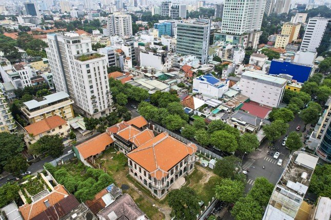 Căn biệt thự cổ ở địa chỉ số 110-112 Võ Văn Tần, diện tích gần 3.000m2, có 3 mặt tiền là đường Võ Văn Tần - Bà Huyện Thanh Quan - Nguyễn Thị Diệu.