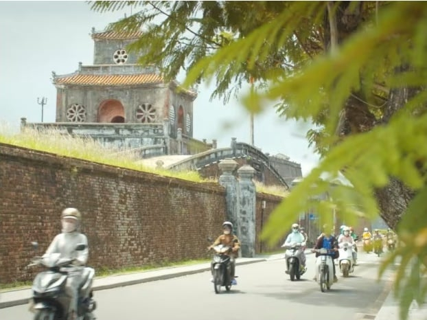 Thành phố Huế vẫn gợi lên nét quyến rũ của thế giới cổ xưa với kiến ​​trúc cung đình truyền thống.