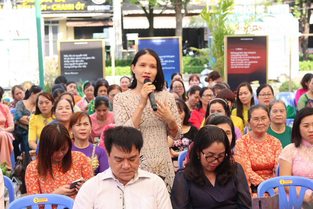 Chị Lê Thị Lài, ở phường Tăng Nhơn Phú A nói bị thu hút bởi chương trình và muốn học nghề. Bà Chu Thị Thu Huyền cam kết hỗ trợ chị và những chị em khác vừa học trực tiếp vừa học online, trong vòng 3 tháng có thể tự bắt tay làm nghề.