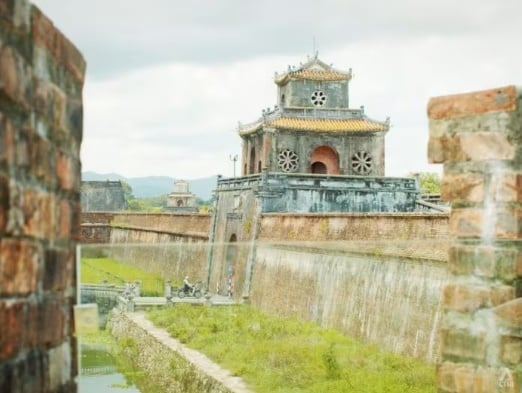 Huế là cố đô của triều Nguyễn và nổi tiếng với quần thể di tích cố đô Huế. 