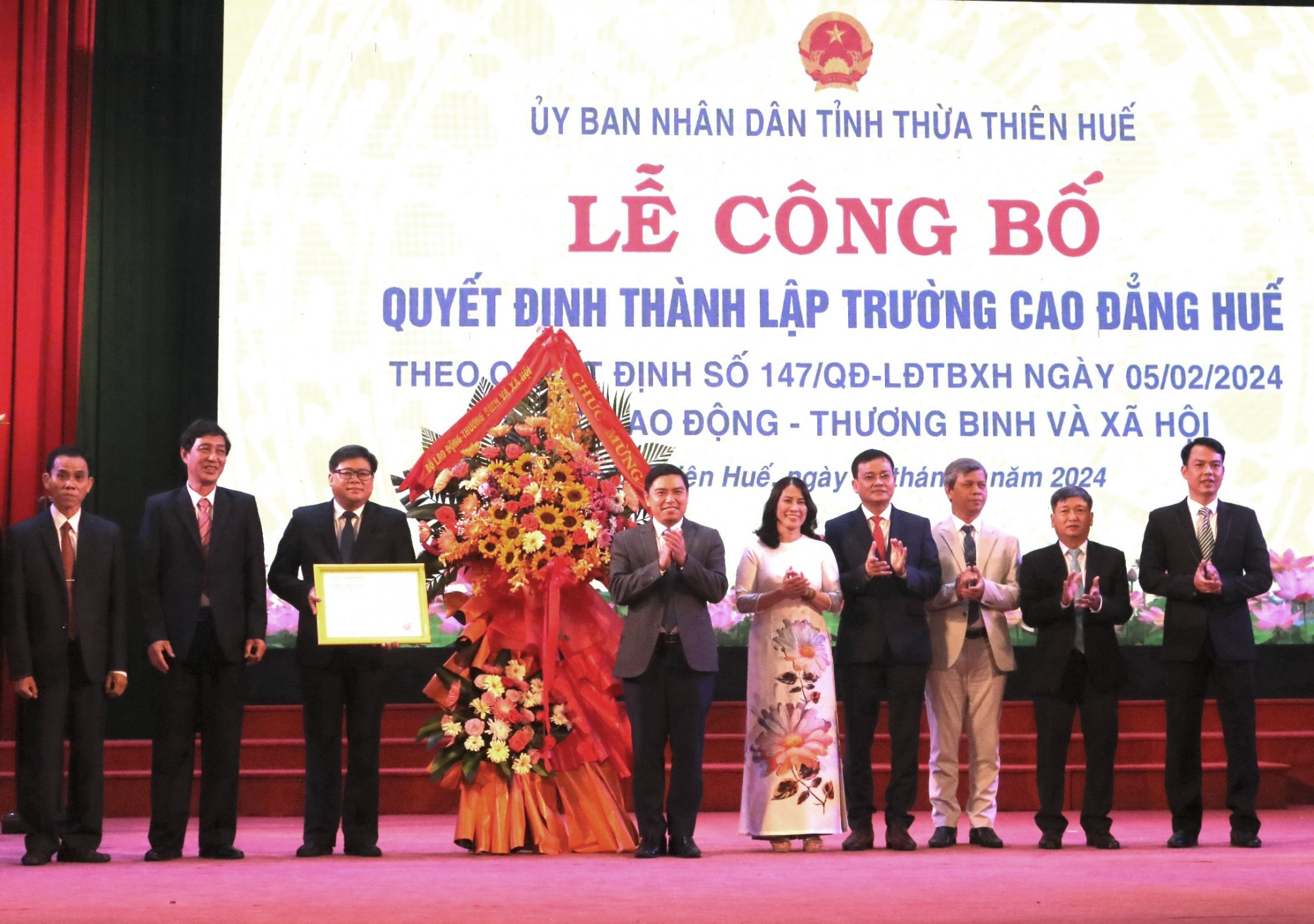 Đại diện Tổng cục Giáo dục nghề nghiệp, Bộ Lao động - Thương binh và Xã hội trao quyết định thành lập Trường Cao đẳng Huế