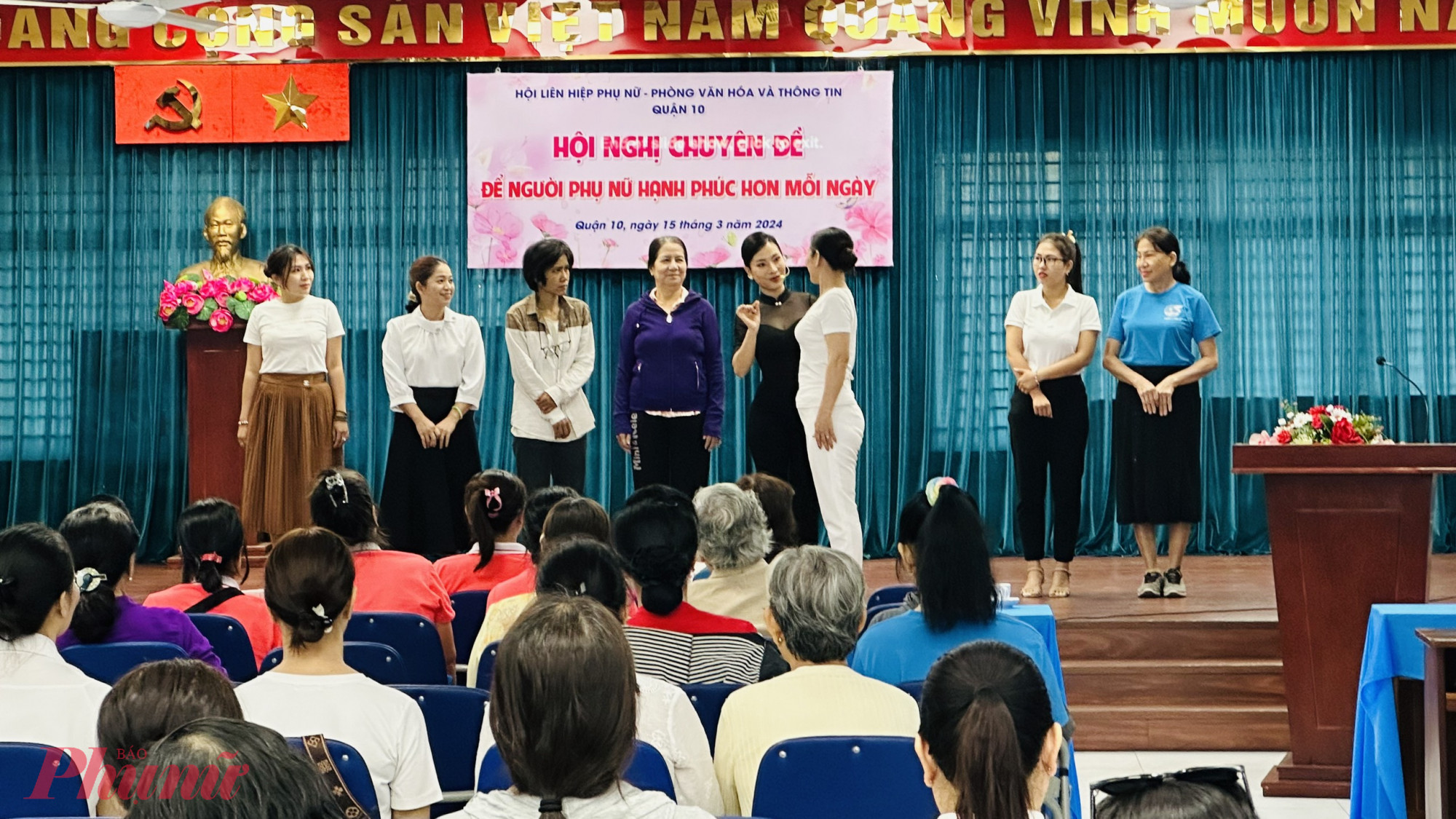Báo caó viên Lê Vân Anh hướng dẫn chị em phụ nữ cách đi đứng, biểu cảm trên khuôn mặt, văn hóa giao tiếp và làm chủ sân khấu….