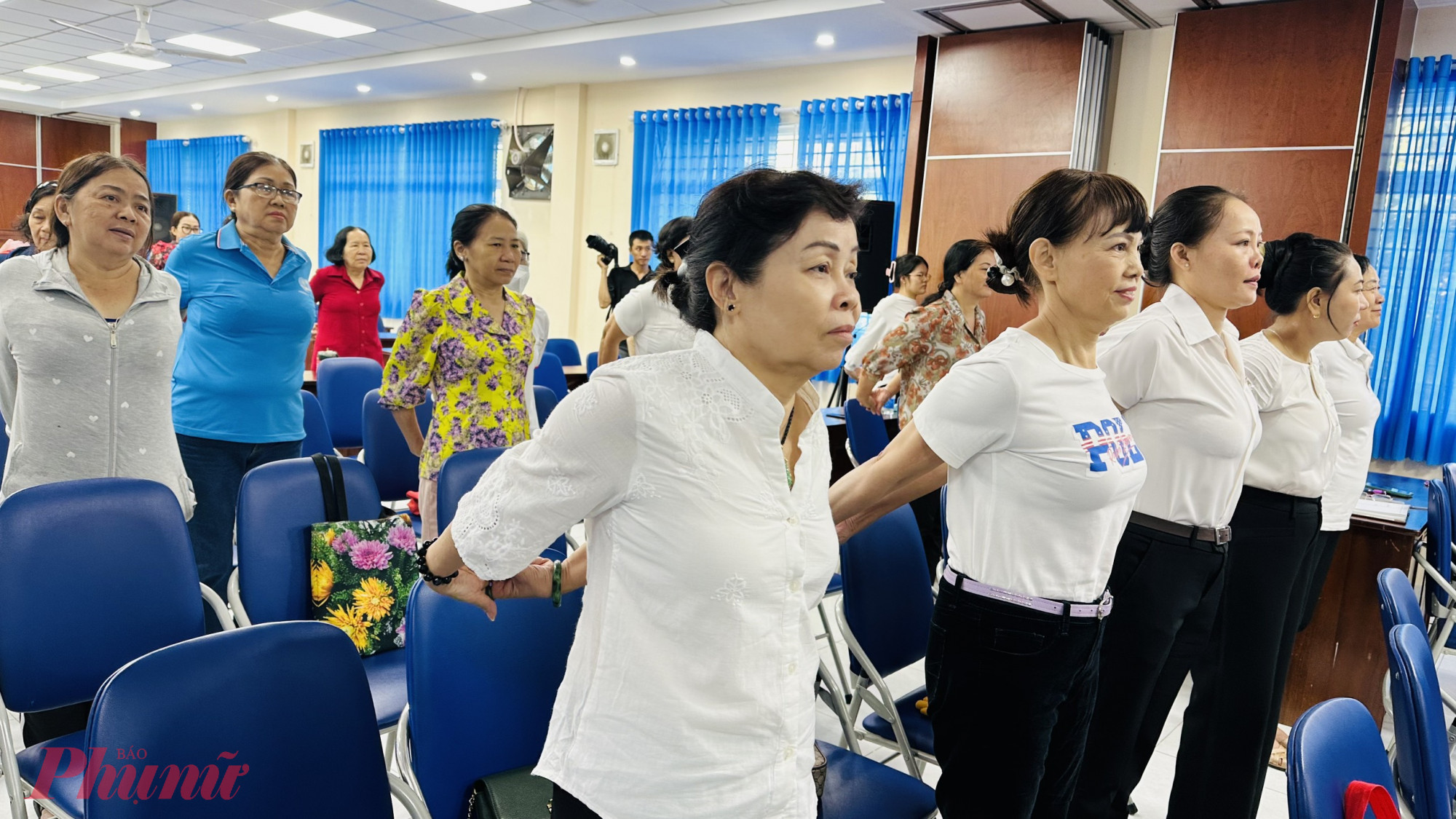 Hội viên và chị em phụ nữ thực hành các bài tập tại buổi hội nghị.
