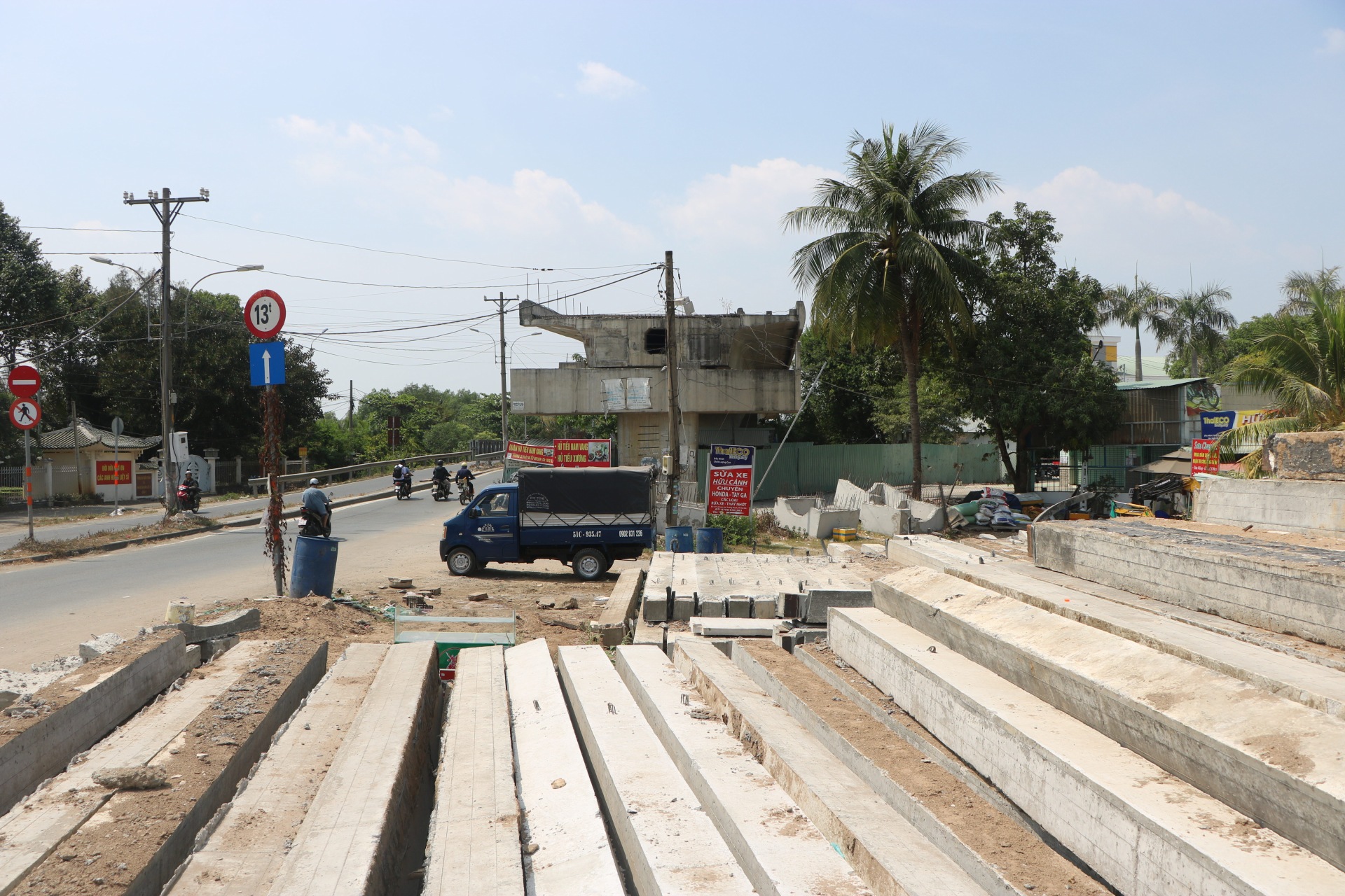 ông Phạm Trường Giang - Phó Trưởng ban Điều hành dự án đường bộ 2 (thuộc Ban Giao thông TP.HCM - chủ đầu tư) cho biết, trước đó phần mặt bằng phía cầu đang dang dở đã được bàn giao nhưng bị vướng đường ống nước D600 nên chưa thể thi công được. 