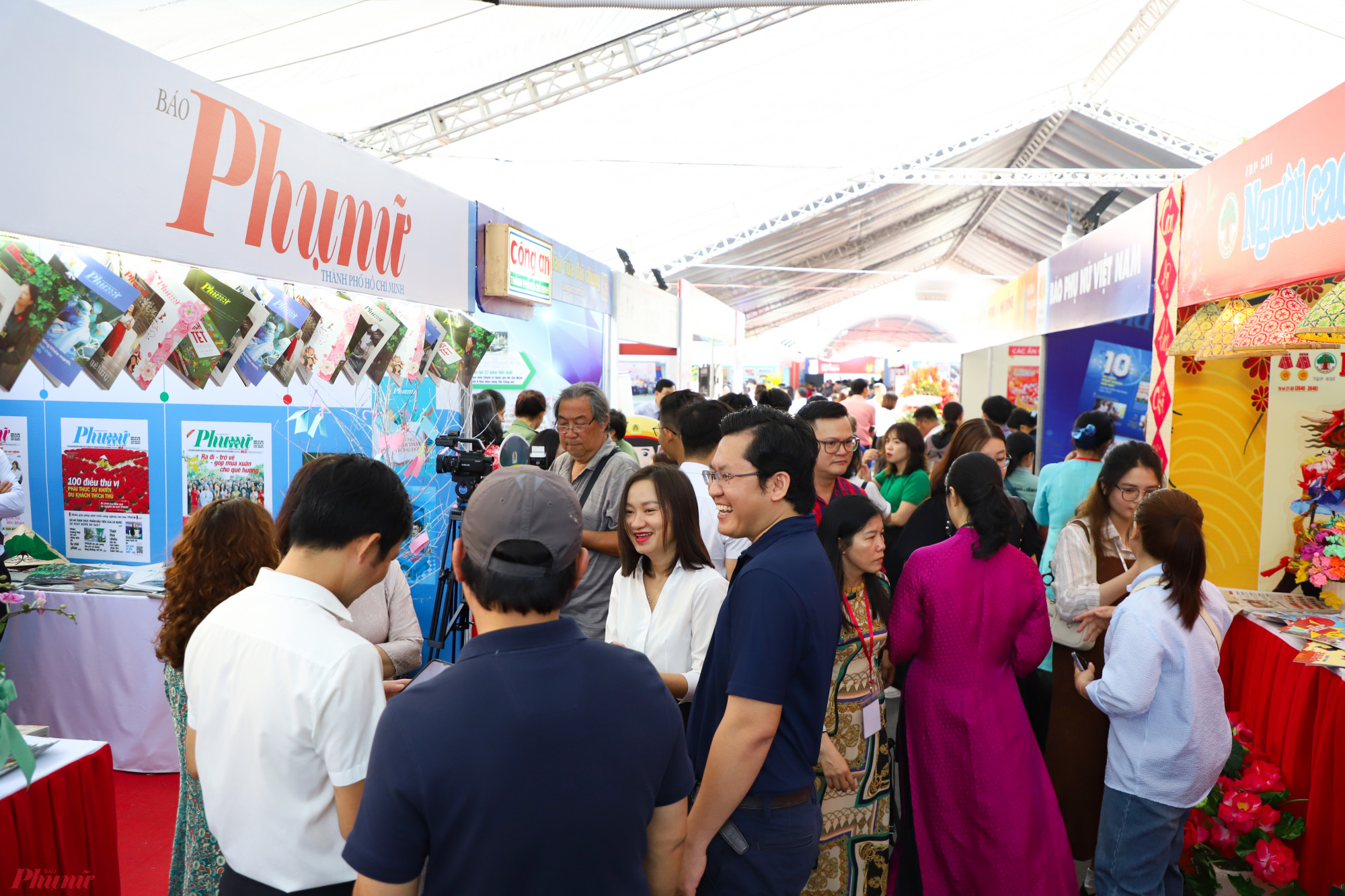 Gian hàng báo Phụ Nữ TPHCM nằm ở khu vực trung tâm đường Lê Lợi, thu hút lượng lớn bạn đọc ghé quá để tham quan.