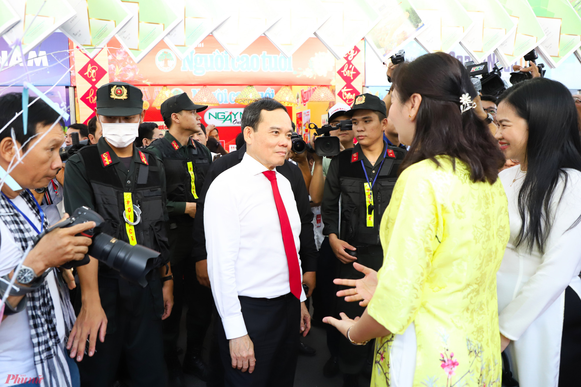 Phó Thủ tướng Trần Lưu Quang ghé thăm gian hàng báo Phụ Nữ TPHCM.