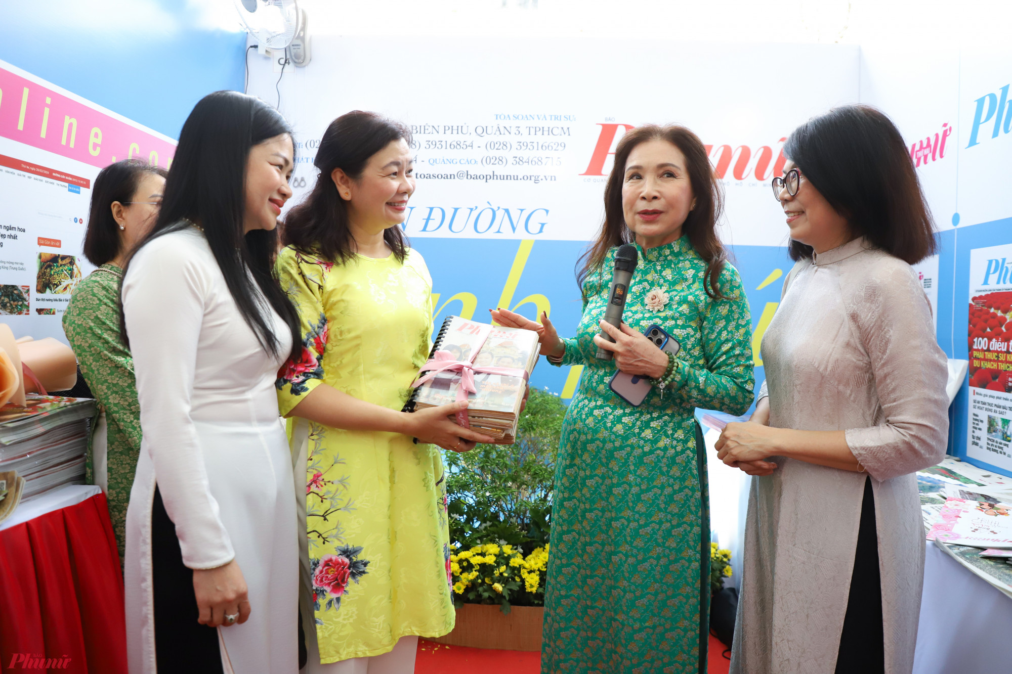 Cũng tại dịp này, NSND Kim Xuân đã đích thân mang 14 bộ báo mà cô đã sưu tầm suốt hàng chục năm qua tặng lại cho báo Phụ Nữ TPHCM làm tư liệu.