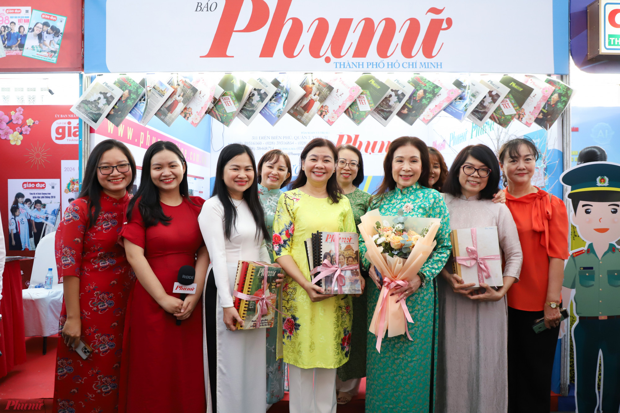 Bà Lý Việt Trung - TBT báo Phụ Nữ TPHCM thay mặt đội ngũ ban biên tập, cán bộ, nhân viên của báo đón nhận quà tặng từ NSND Kim Xuân.