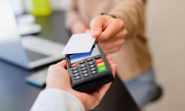 Dùng thẻ tín dụng là phương thức thanh toán có nhiều lợi ích nhưng cần biết quản lý chi tiêu và nắm chắc quy đinh để tránh thiệt thòi. Ảnh: Minh họa nắm chắc những 
