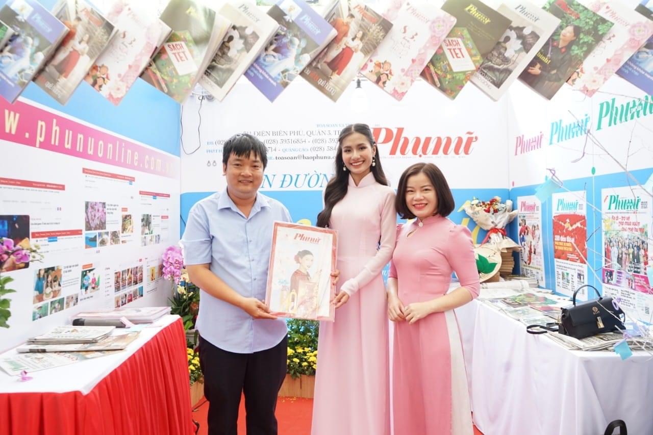 Hoa hậu Môi trường thế giới 2023 Nguyễn Thanh Hà tham quan quầy trưng bày của Báo Phụ nữ TPHCM 