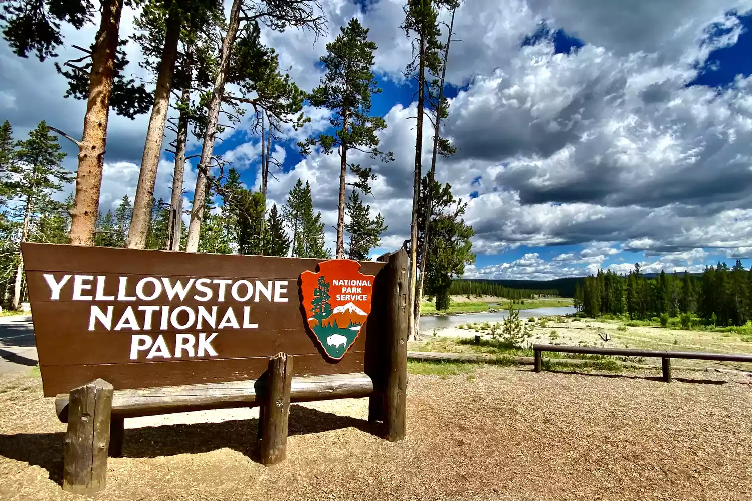 Trong công viên Yellowstone có nhiều khu vực cấm, người vi phạm có thê bị phạt tiền, phạt tù