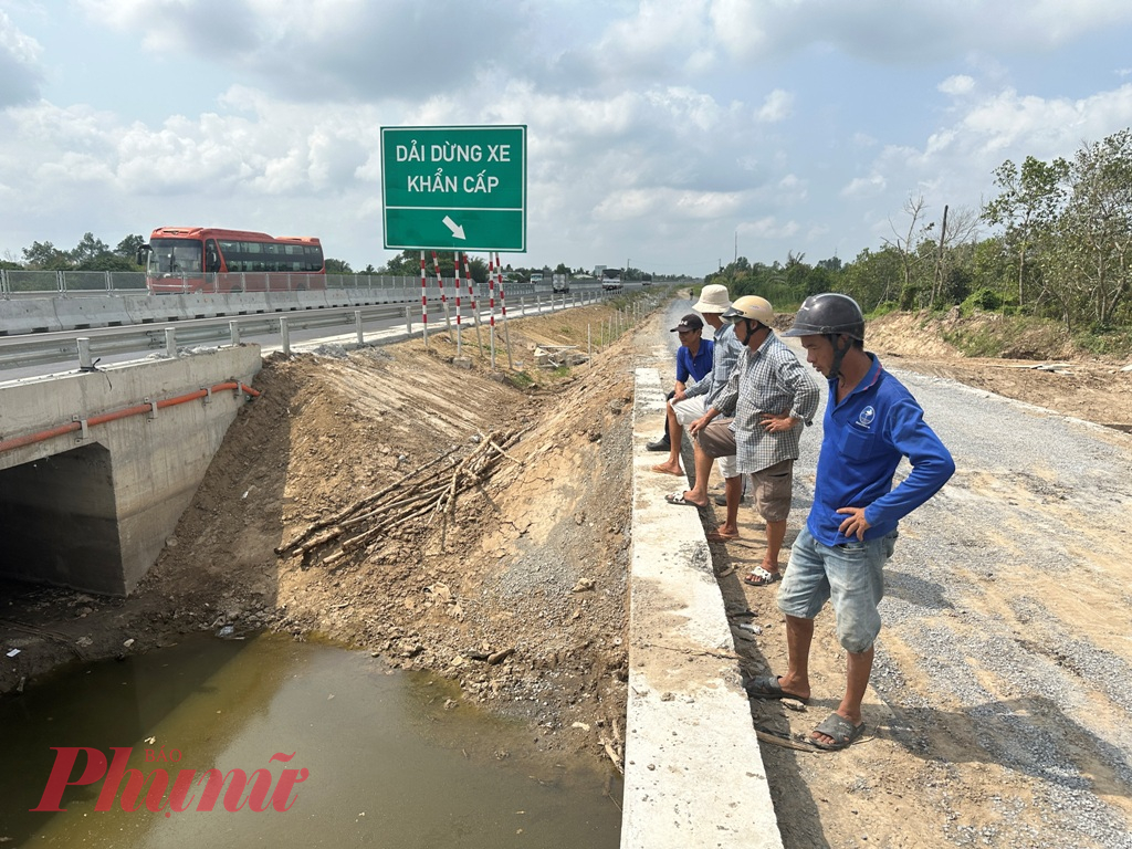 Khu vực xây dựng cống ngang ở đường gom cao tốc Mỹ Thuận - Cần Thơ