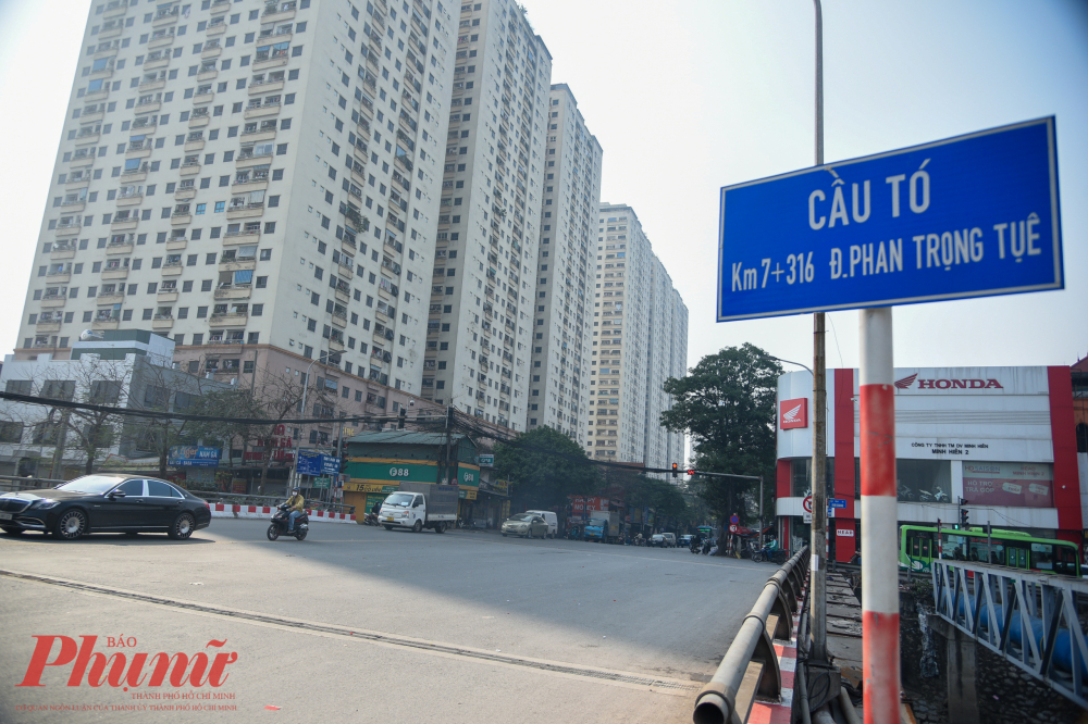 Đường 70 đoạn đi qua Cầu Tó, Thanh Liệt, KĐT Đại Thanh thường xuyên rơi vào tình trạng ùn tắc mỗi giờ tan tầm.